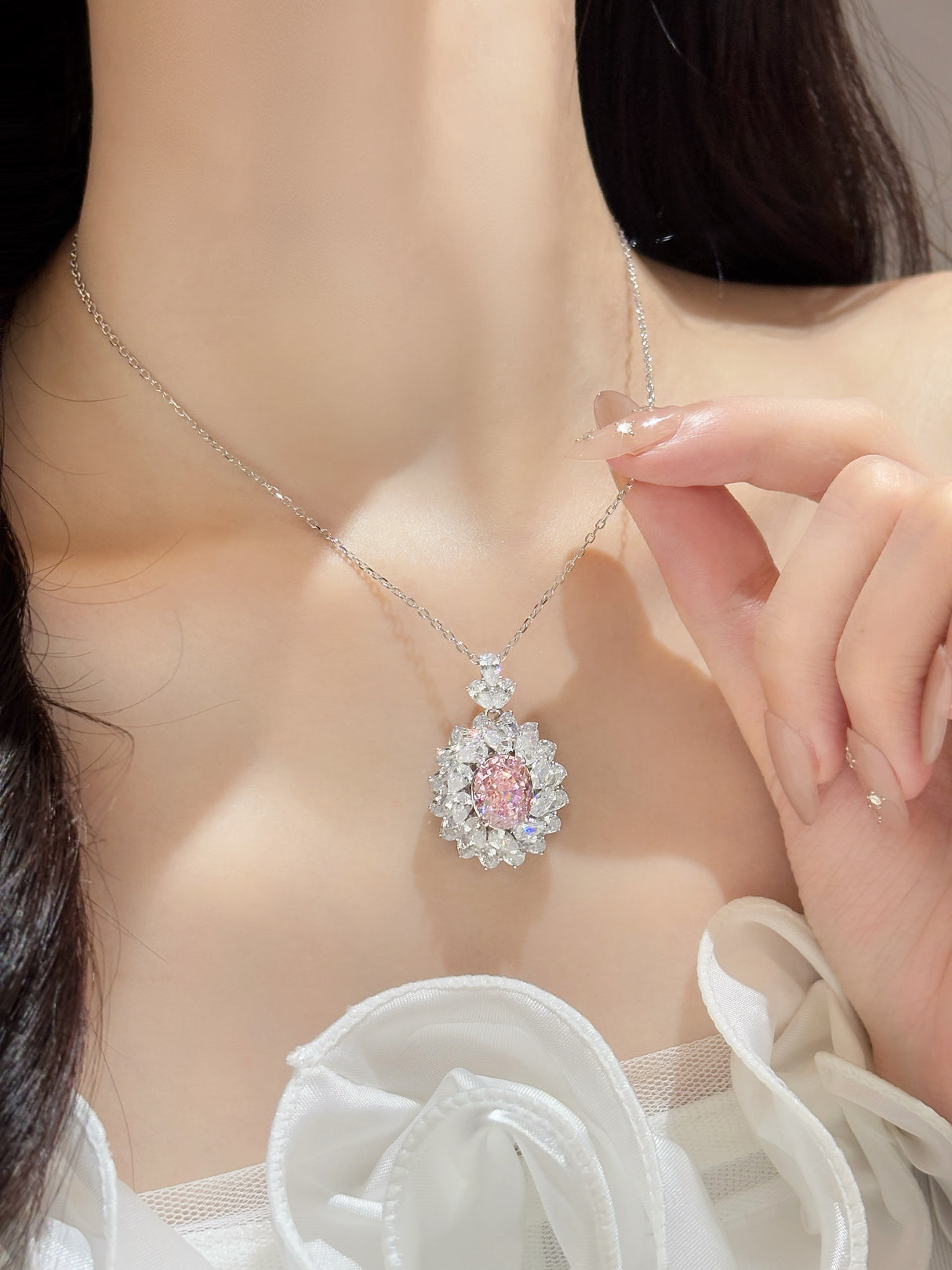 Brilliant high-end pink gemstone necklace